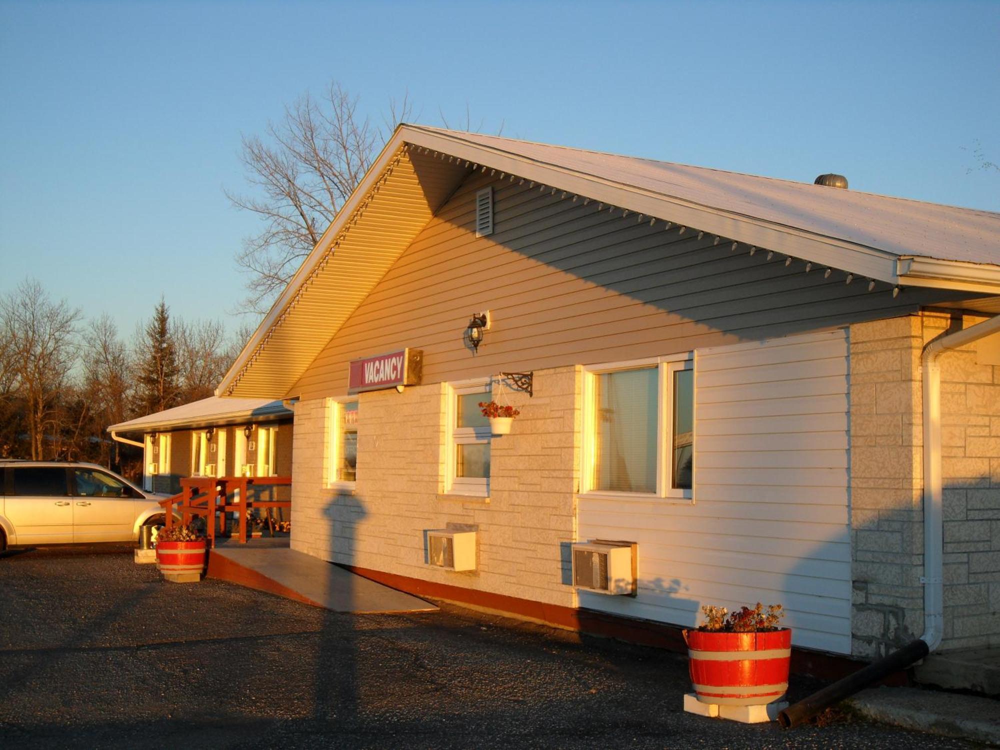 Westway Inn Motel Neepawa Экстерьер фото