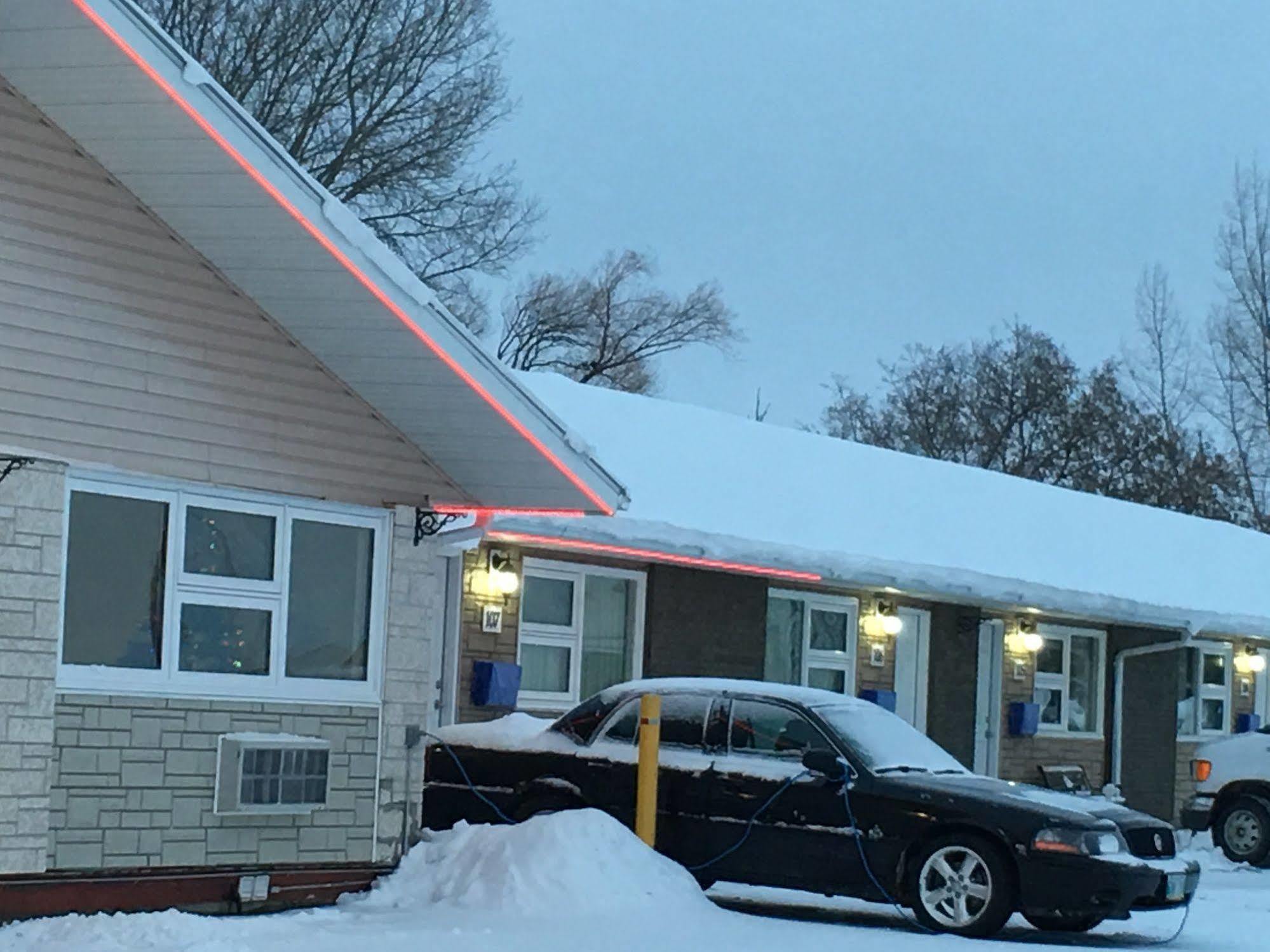 Westway Inn Motel Neepawa Экстерьер фото