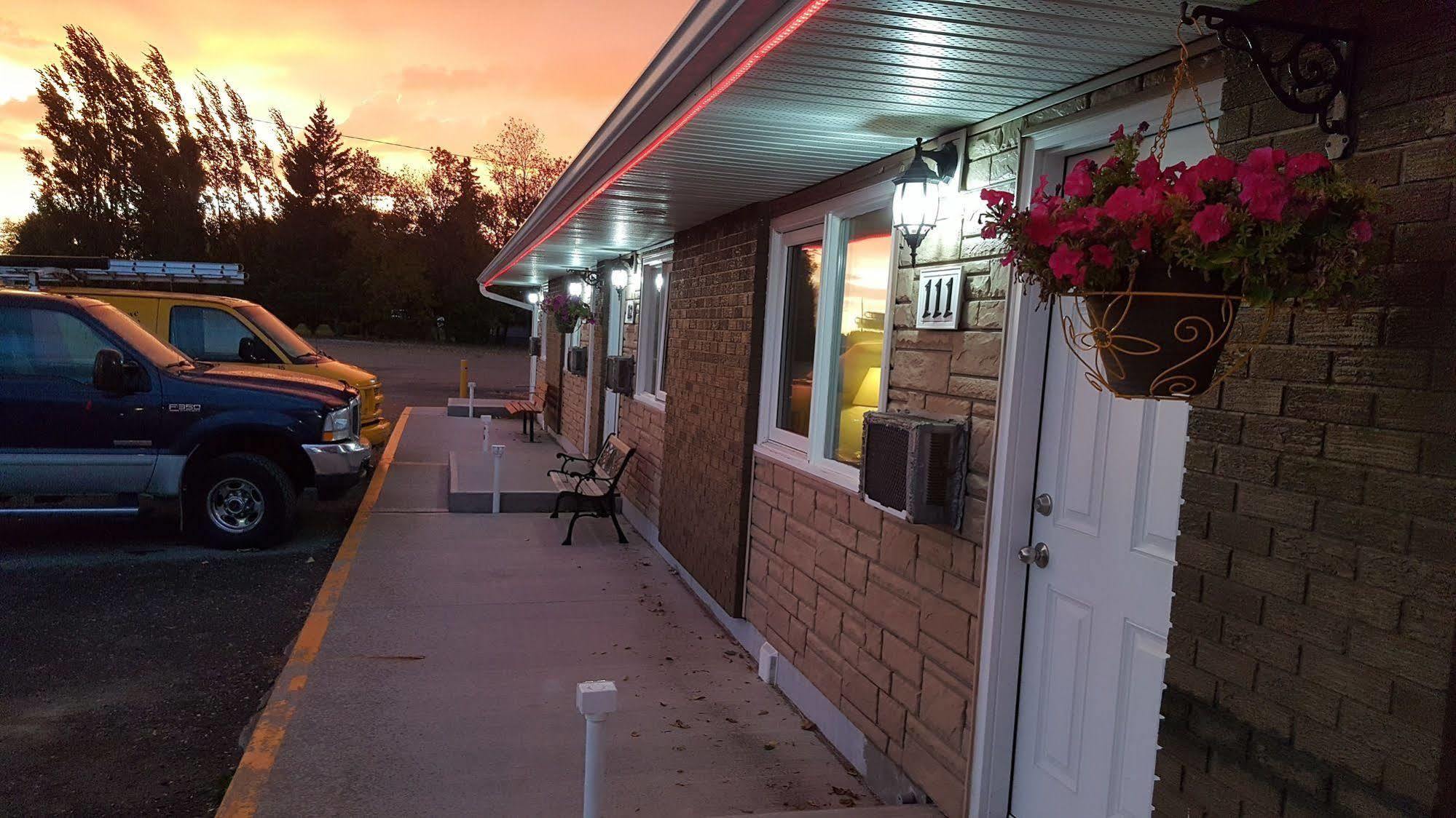 Westway Inn Motel Neepawa Экстерьер фото