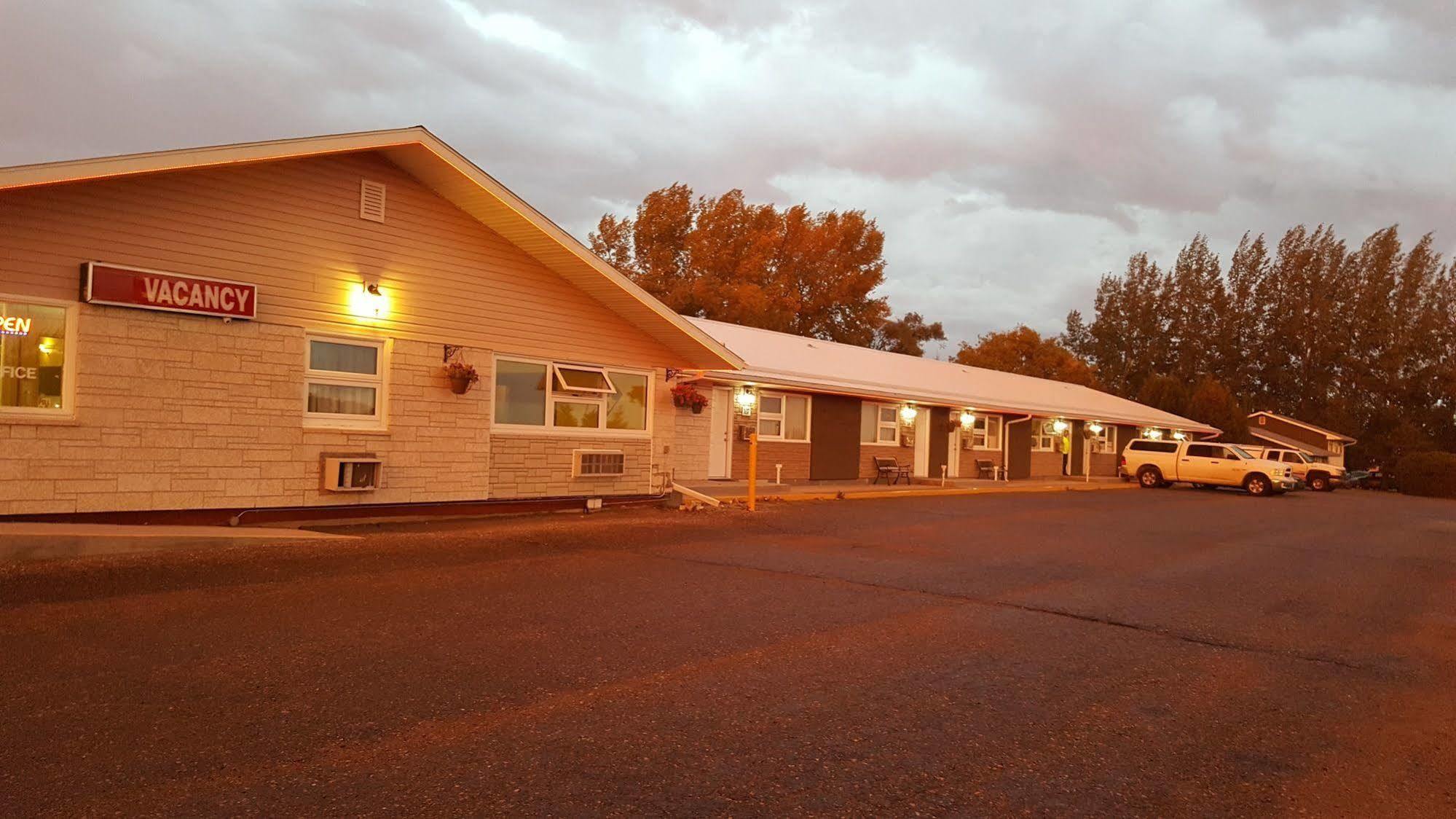 Westway Inn Motel Neepawa Экстерьер фото