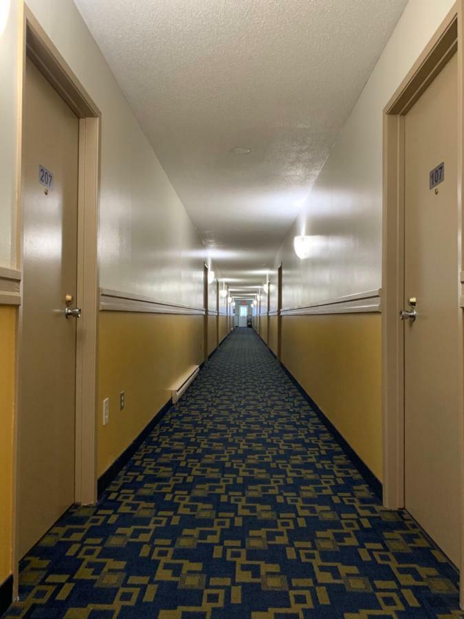 Westway Inn Motel Neepawa Экстерьер фото