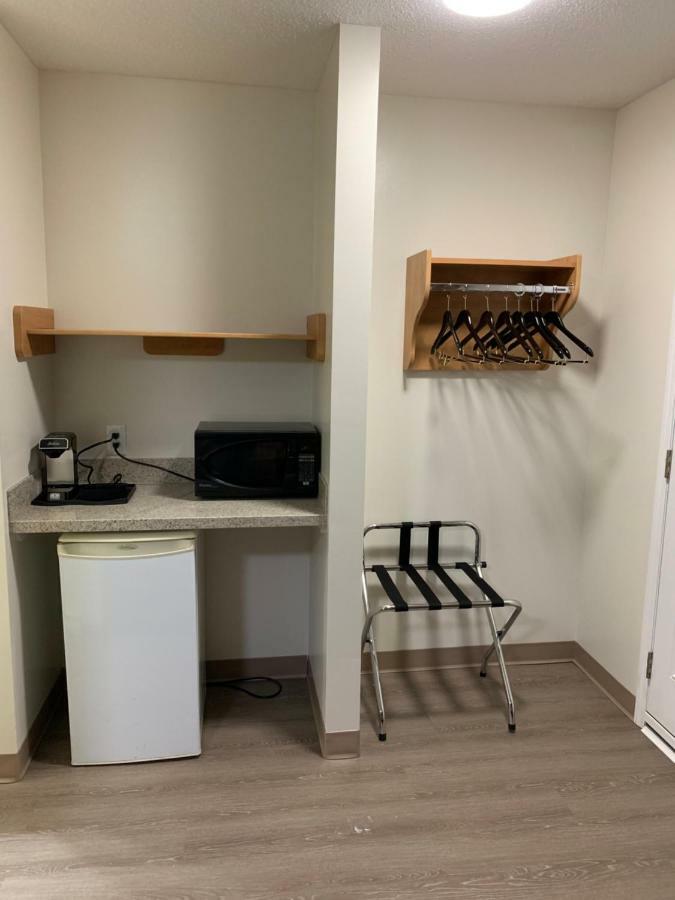 Westway Inn Motel Neepawa Экстерьер фото