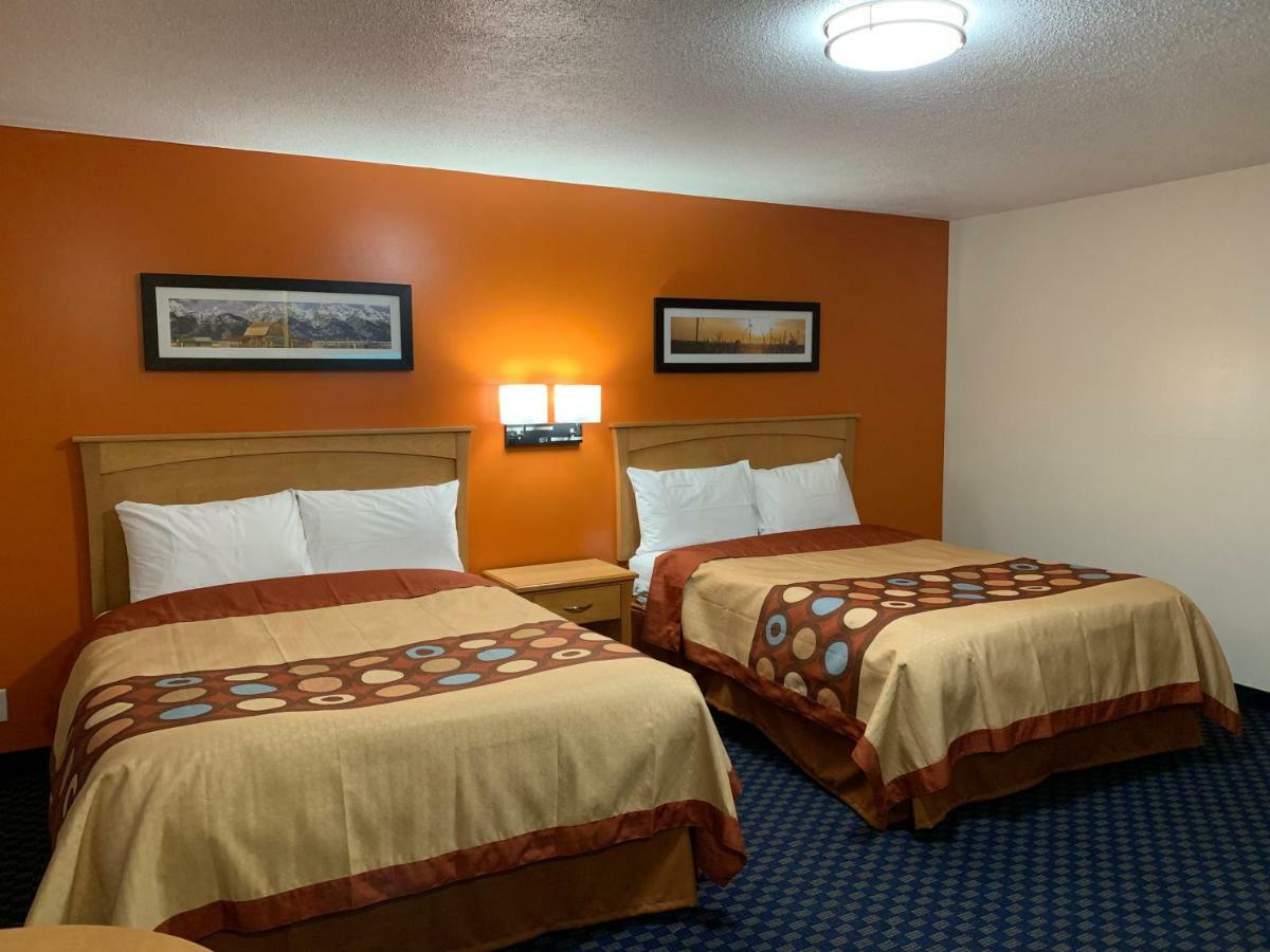 Westway Inn Motel Neepawa Экстерьер фото