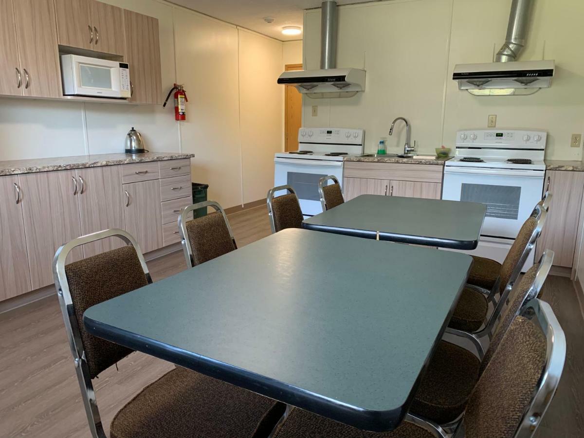 Westway Inn Motel Neepawa Экстерьер фото