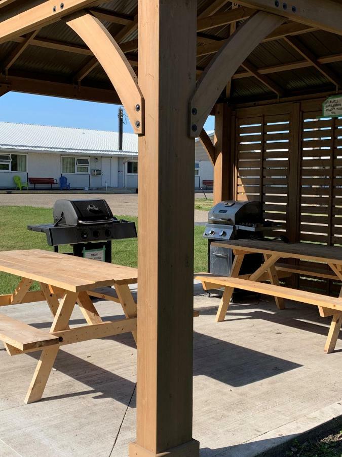 Westway Inn Motel Neepawa Экстерьер фото
